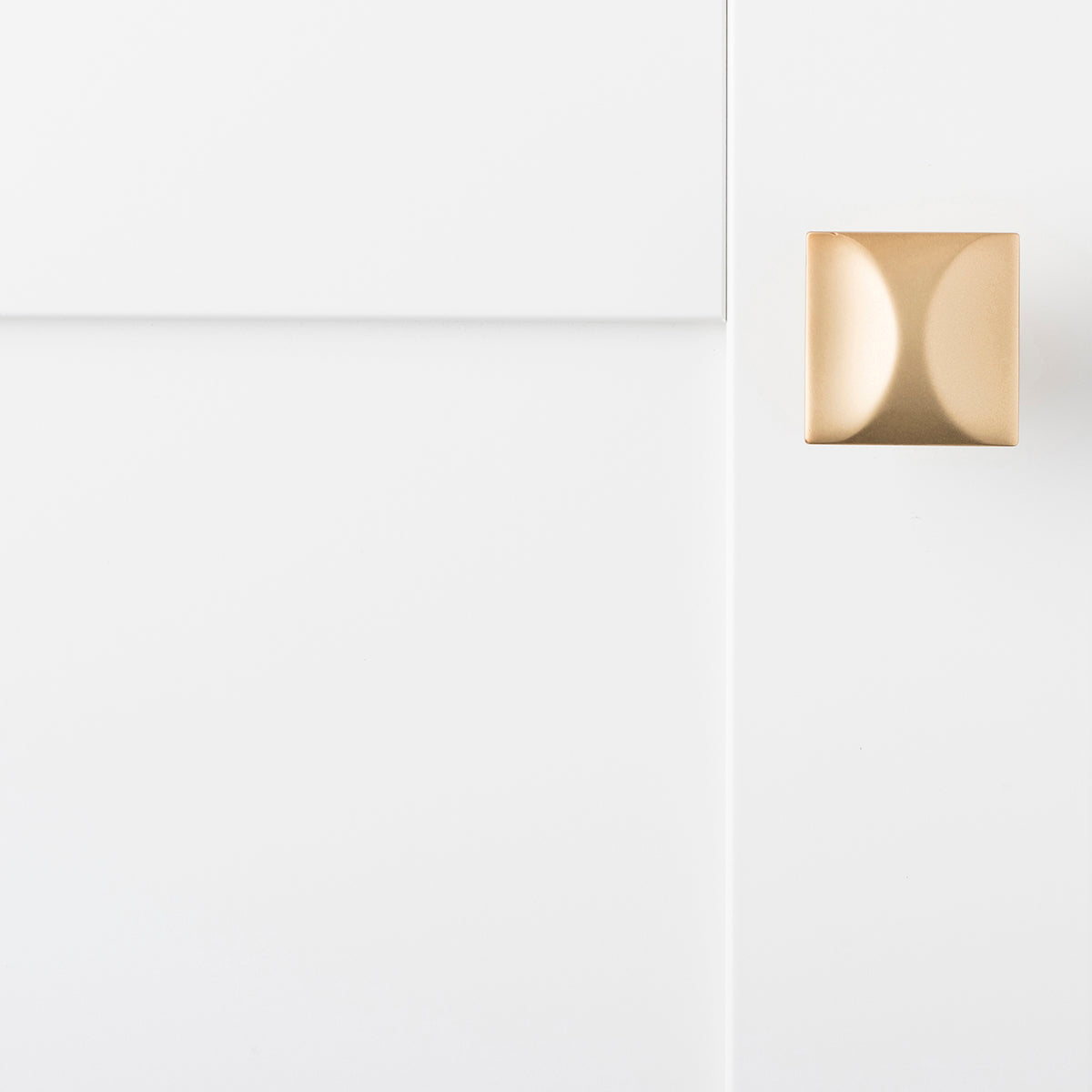 Hickory Hardware Crest Knob 1-1/4 Inch Square Hickory Hardware